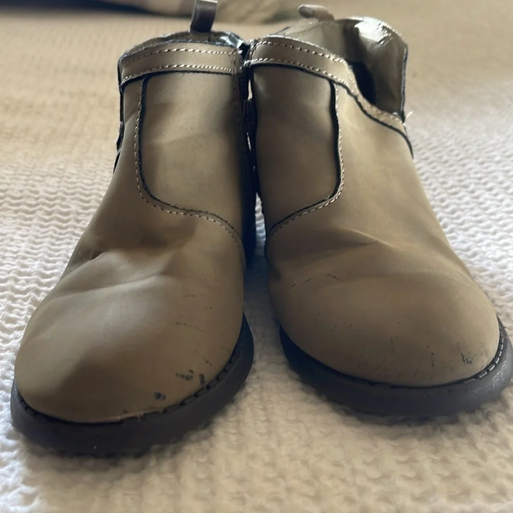 Girls Gray with Star detail OshKosh B’gosh Booties size youth 12